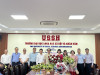 Nghiên cứu sinh Phạm Thị Bích Thuỷ cùng Hội đồng và đại diện Trường Đại học Thủ đô Hà Nội