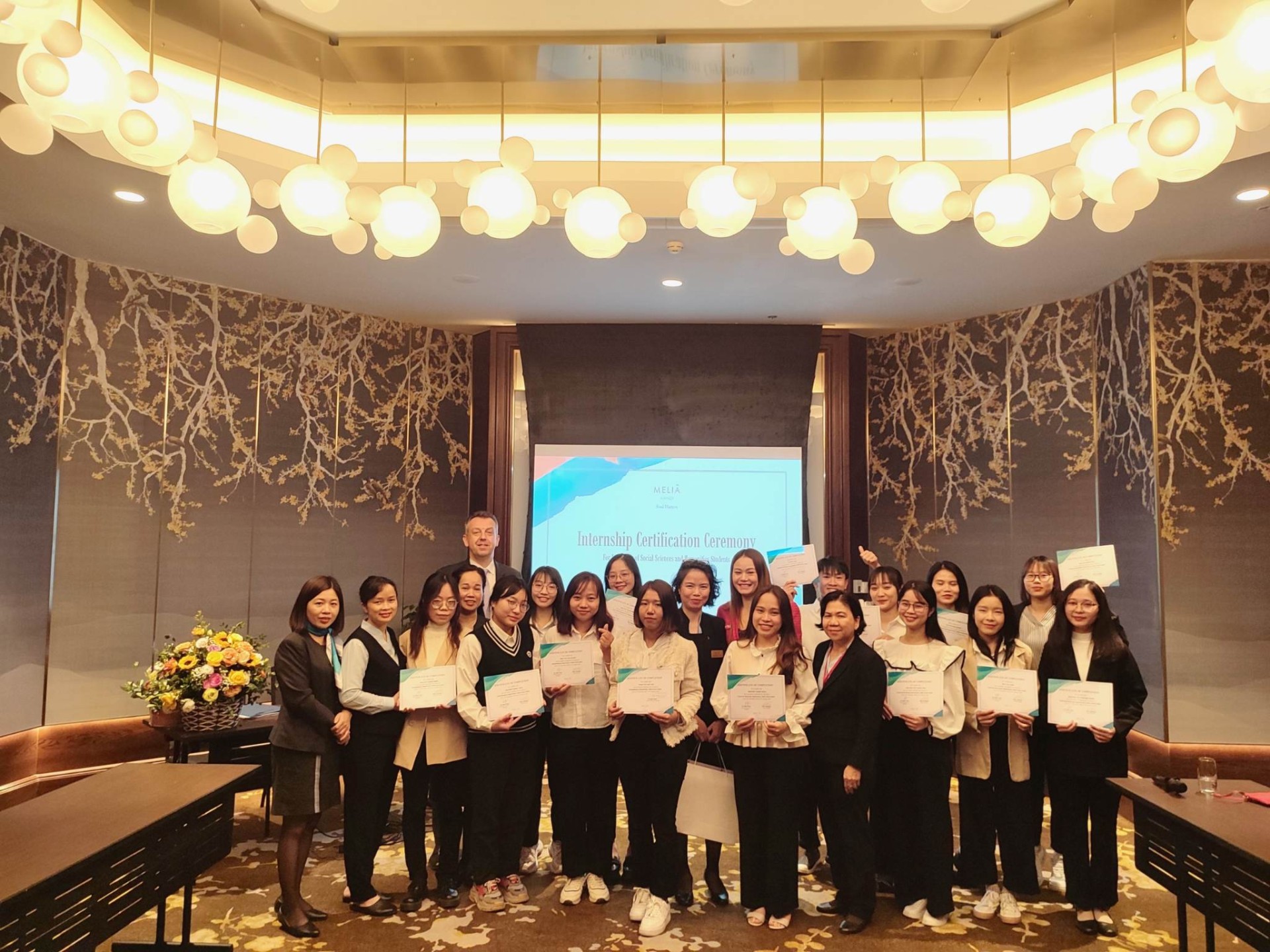 Lễ trao chứng nhận thực tập tại khách sạn Melia Hà Nội của sinh viên K64 Quản trị khách sạn