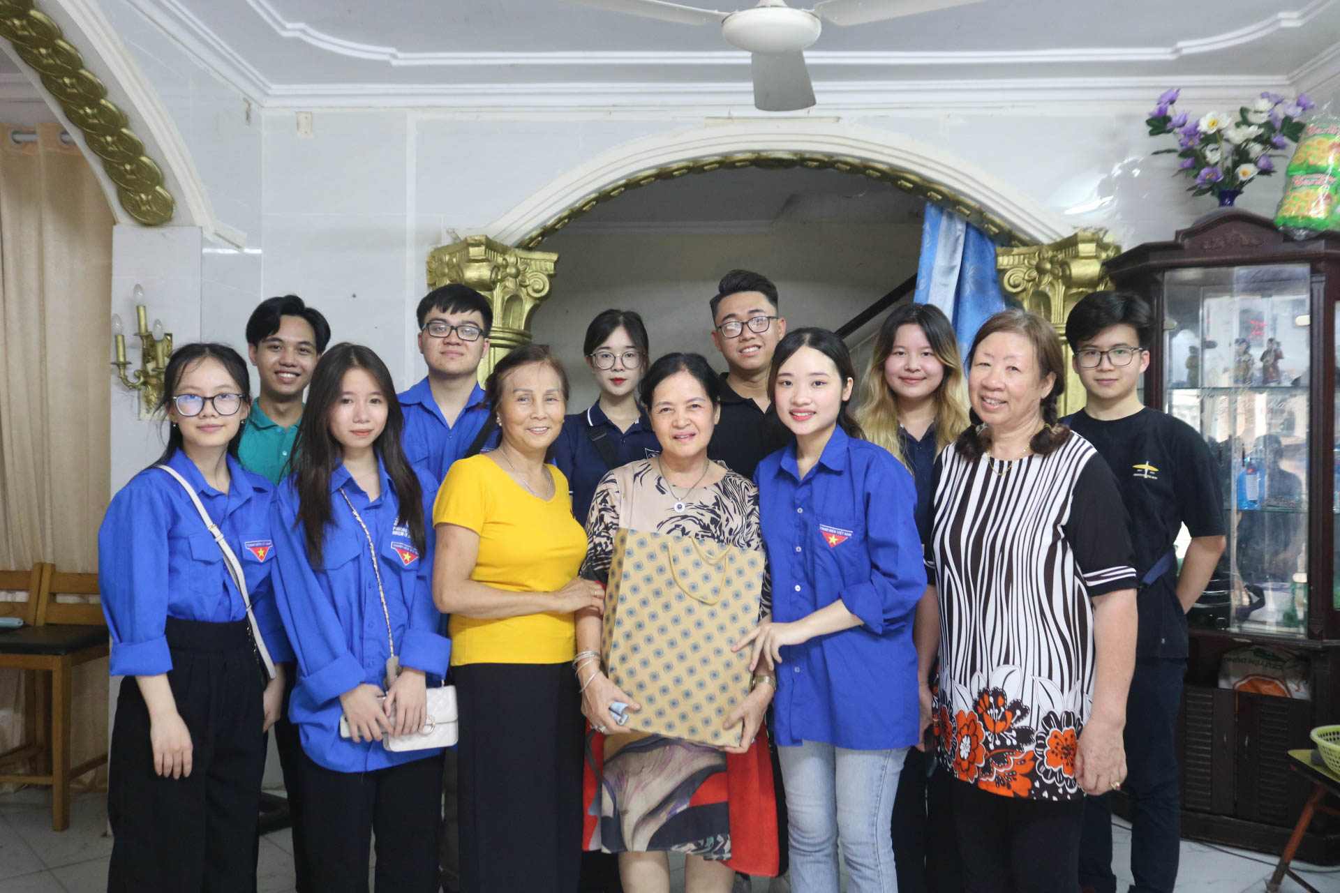 Chương trình thăm hỏi, tặng quà gia đình chính sách, người có công với cách mạng tại Phường Thịnh Liệt, Quận Hoàng Mai, Hà Nội