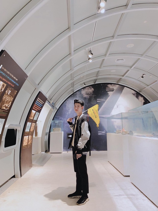 Anh Tú trên vai trò là hướng dẫn viên du lịch tại Bảo tàng Quảng Ninh.