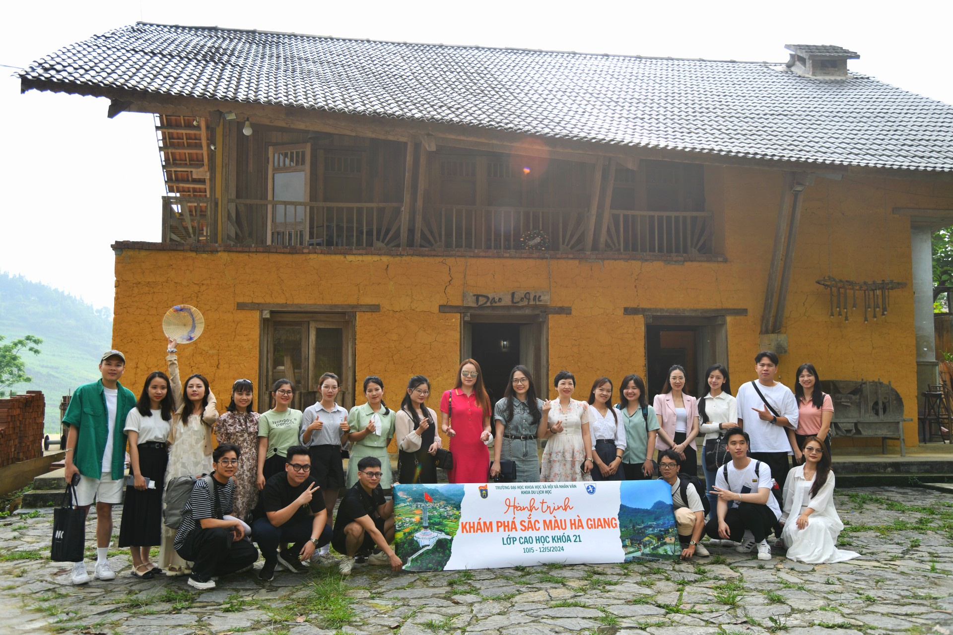 Đoàn chụp ảnh lưu niệm tại Dao Lodge Homestay (bản Nậm Đăm, huyện Quản Bạ). Homestay với kiến trúc mái nhà được dựng nghiêng lấy cảm hứng từ hình tượng cánh chim én trong quan niệm của người Dao là loài chim mang lại hạnh phúc và ấm no cho con người. Thiết kế của homestay này từng đoạt giải Kiến trúc xanh năm 2016. 