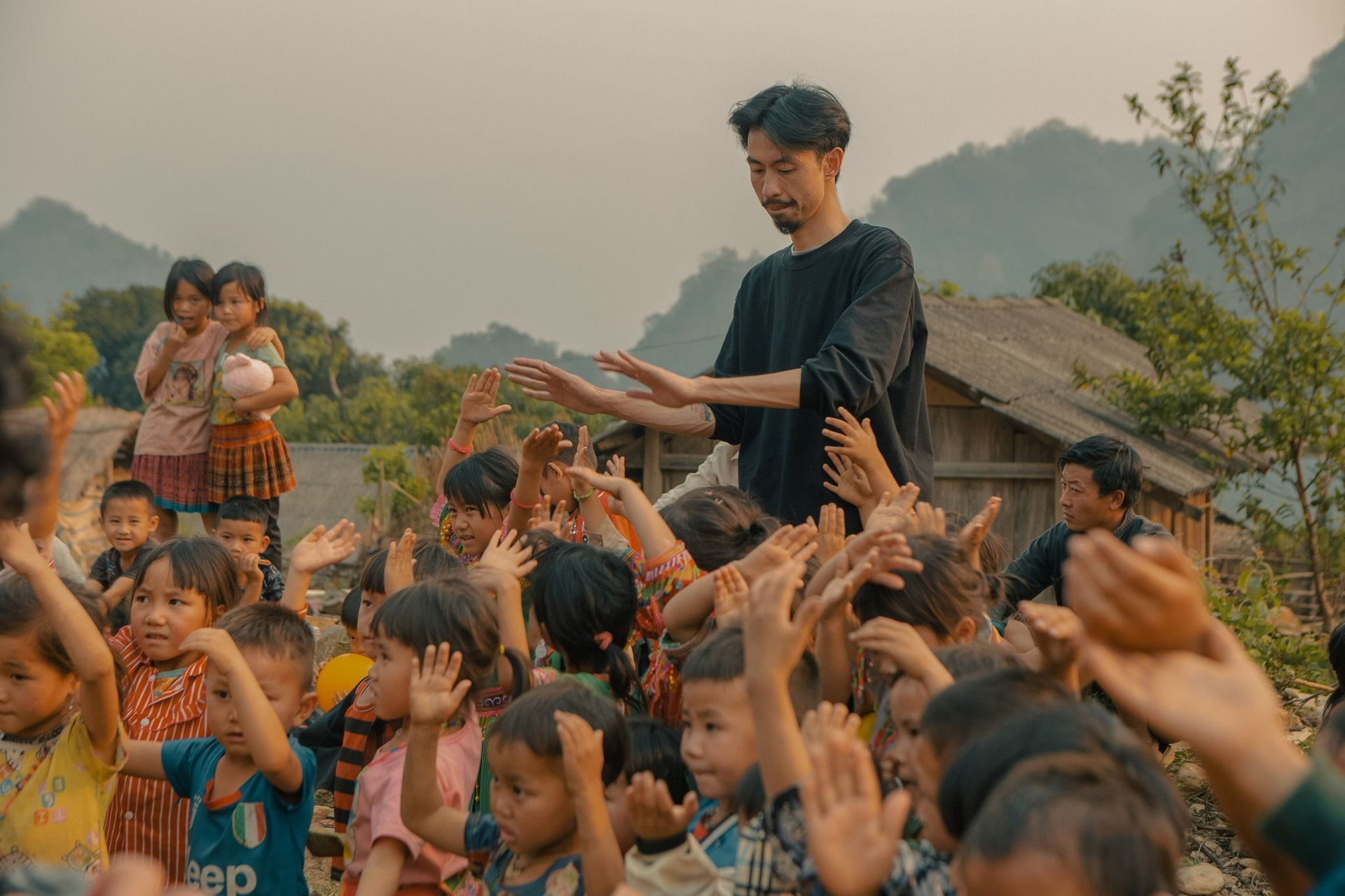 Tấm gương người tốt việc tốt: Đen Vâu ra MV 'Nấu ăn cho em' và hành trình lên vùng cao đầy nụ cười