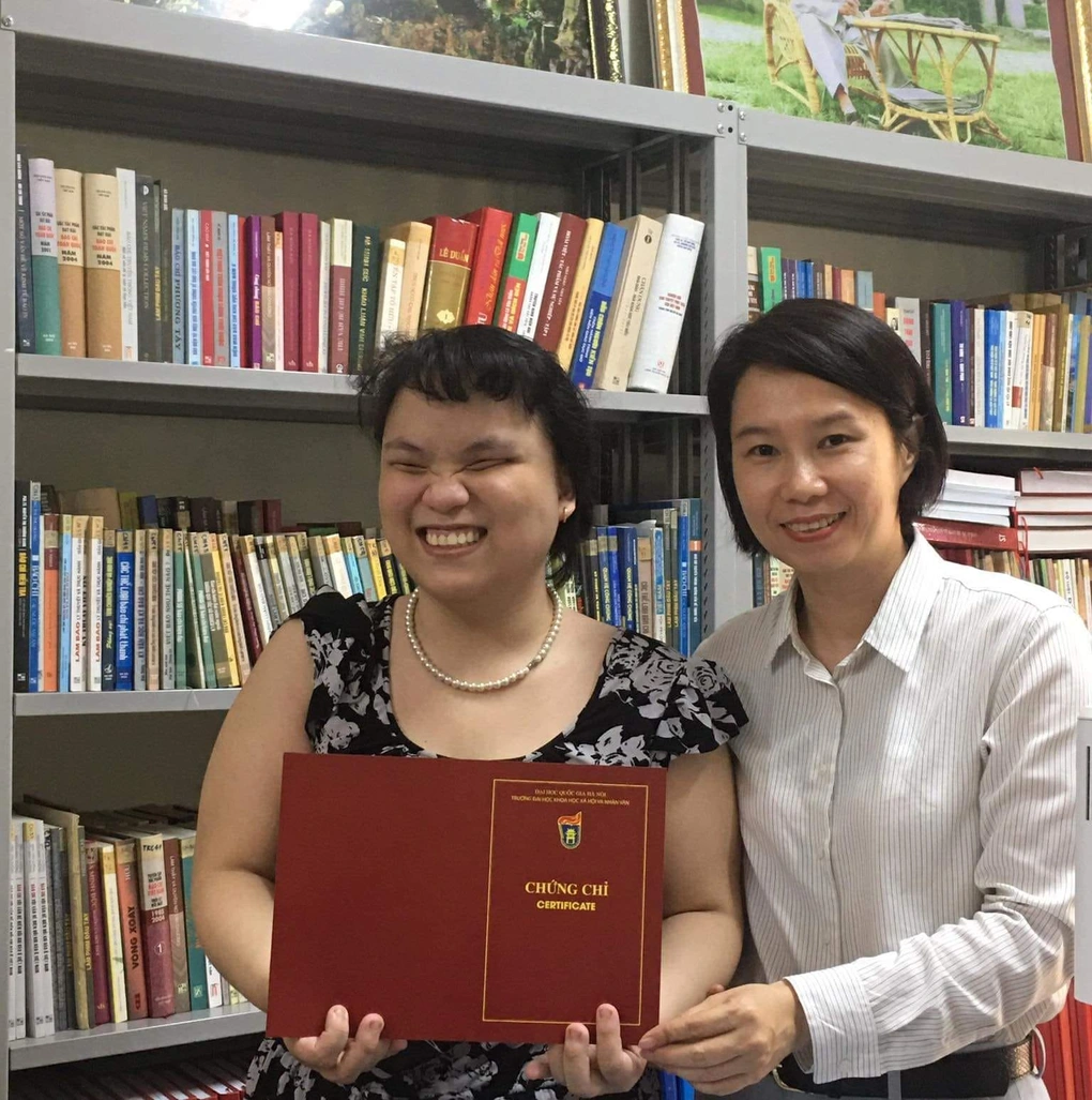 Tiêu Phương Anh (bên trái) là sinh viên trường Đại học Khoa học Xã hội và Nhân văn - ĐHQG HN (Ảnh NVCC).