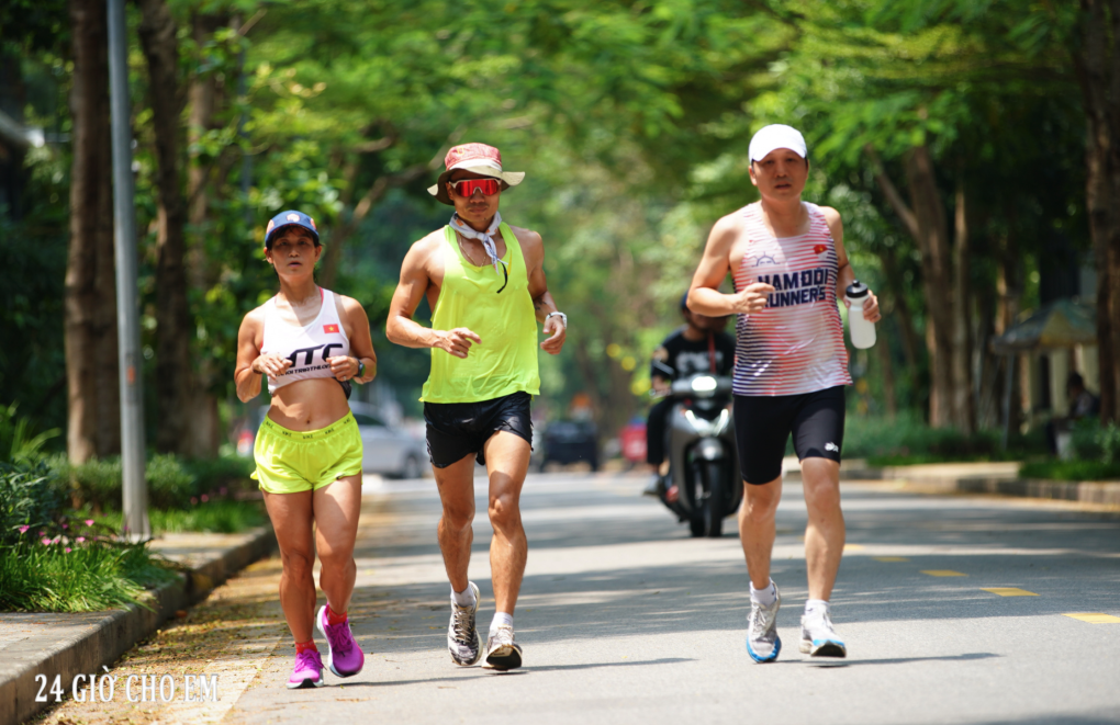 Runner Đức Luân (giữa) cùng hai bạn đồng hành trong hành trình chạy 162,12 km trong vòng 24h. Ảnh: Tịnh Không