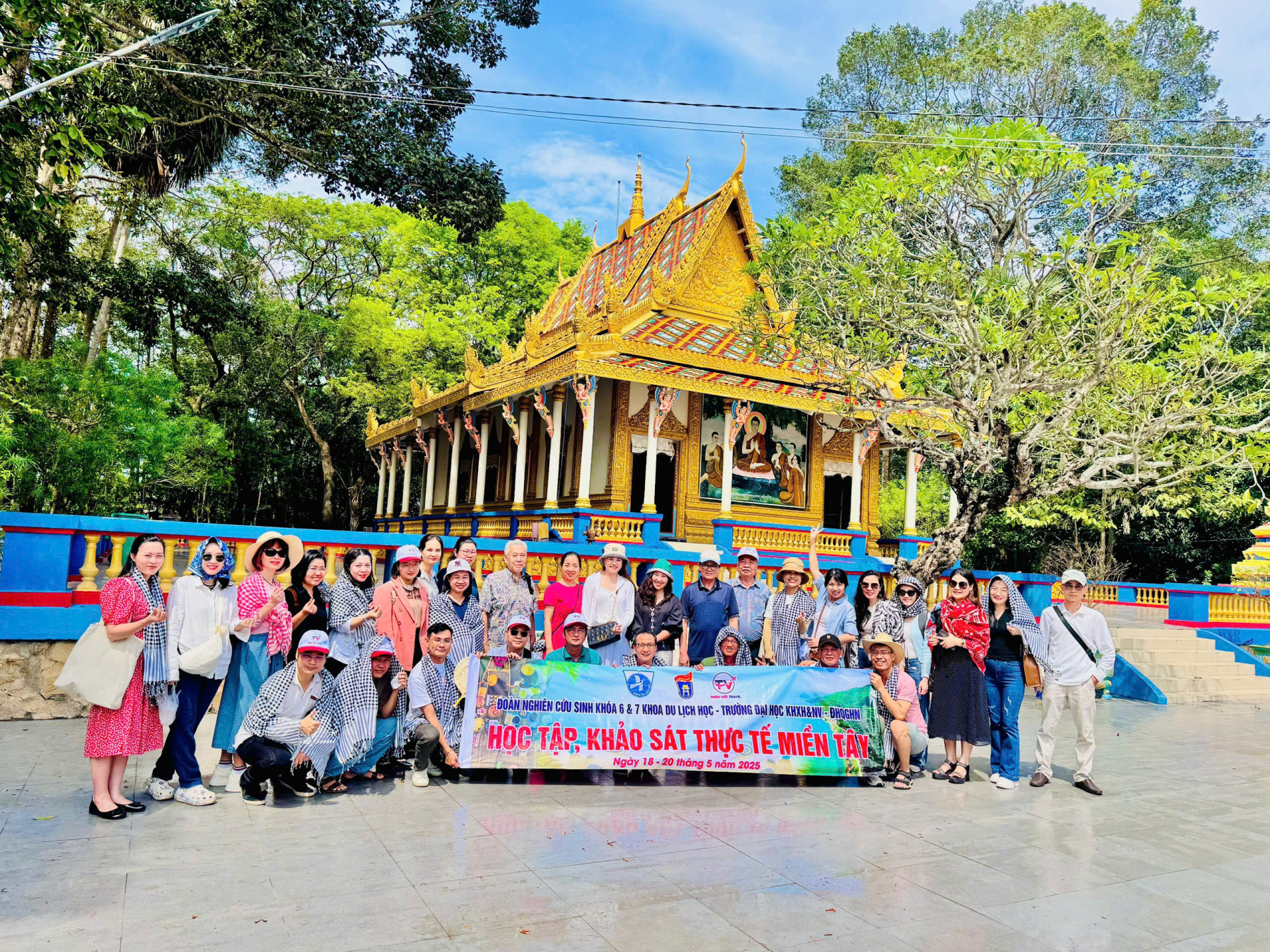 Đoàn chụp hình lưu niệm tại Chùa Dơi (Sóc Trăng)