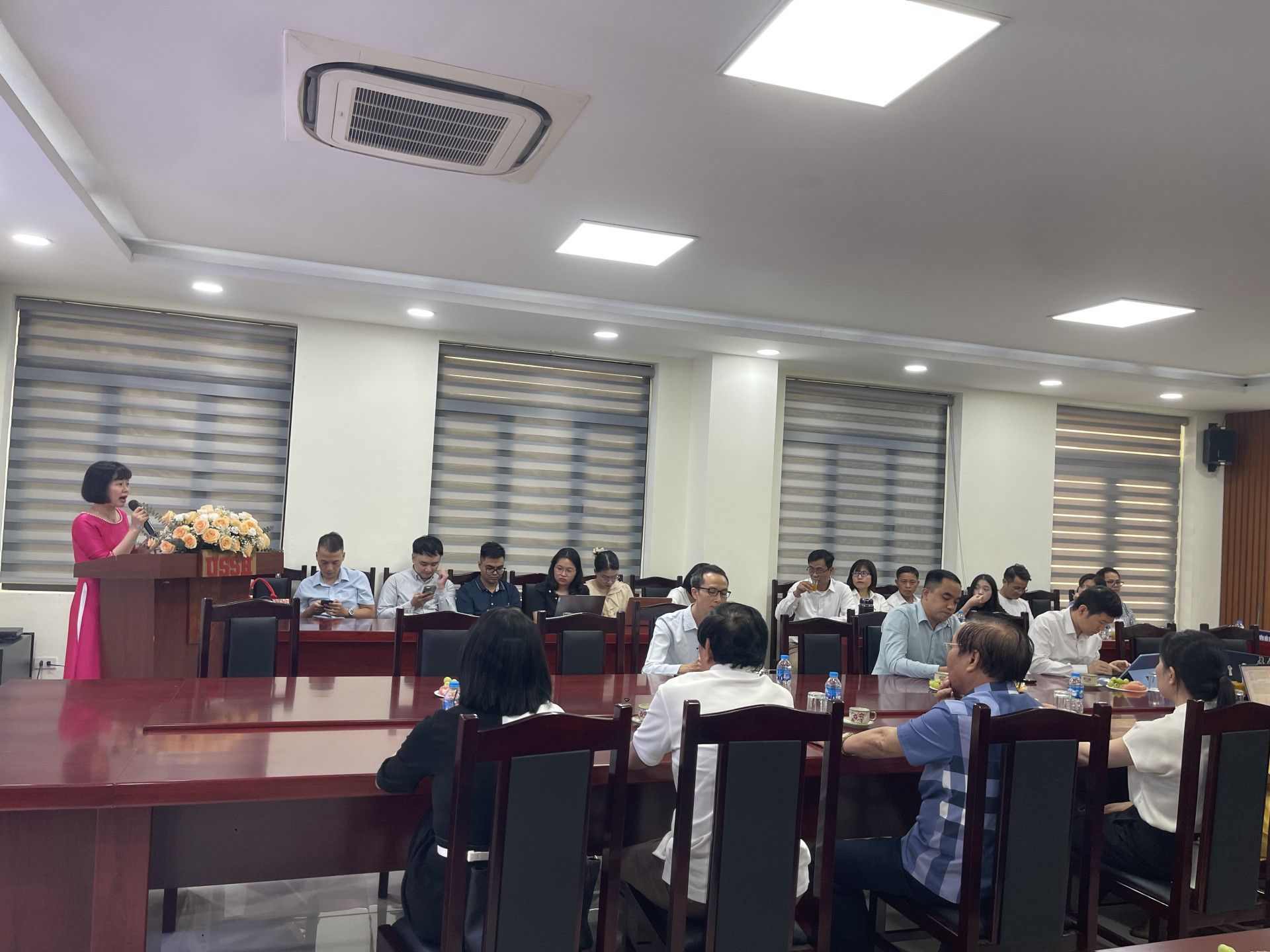 Bạn bè và đồng nghiệp của Nghiên cứu sinh tới lắng nghe và ủng hộ Buổi Bảo vệ Khoá luận của Nghiên cứu sinh Phạm Thị Bích Thuỷ