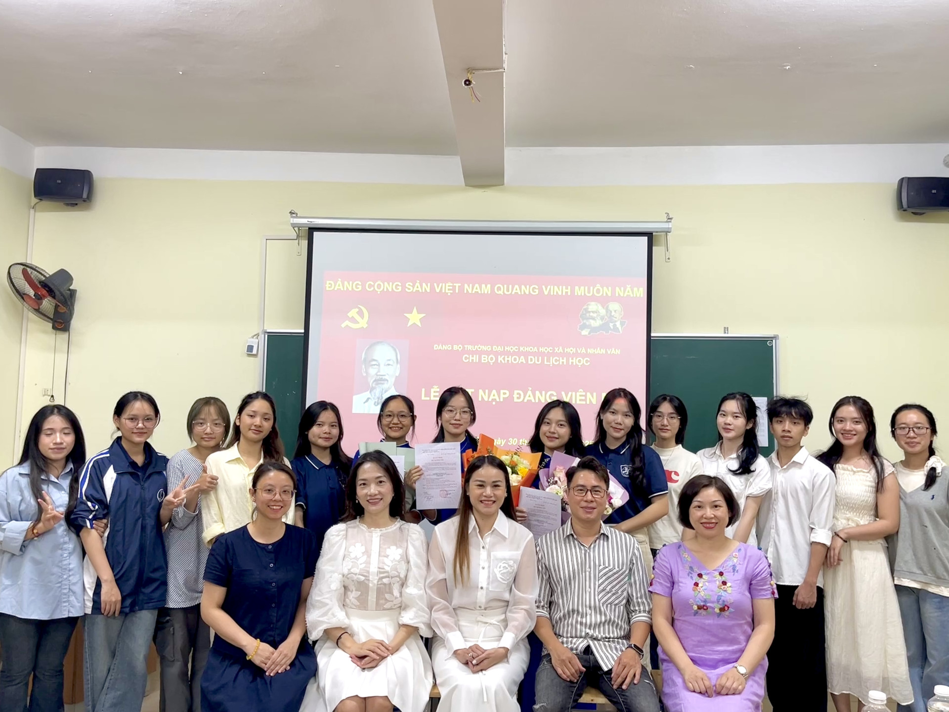 LỄ KẾT NẠP ĐẢNG VIÊN MỚI CHI BỘ KHOA DU LỊCH HỌC
