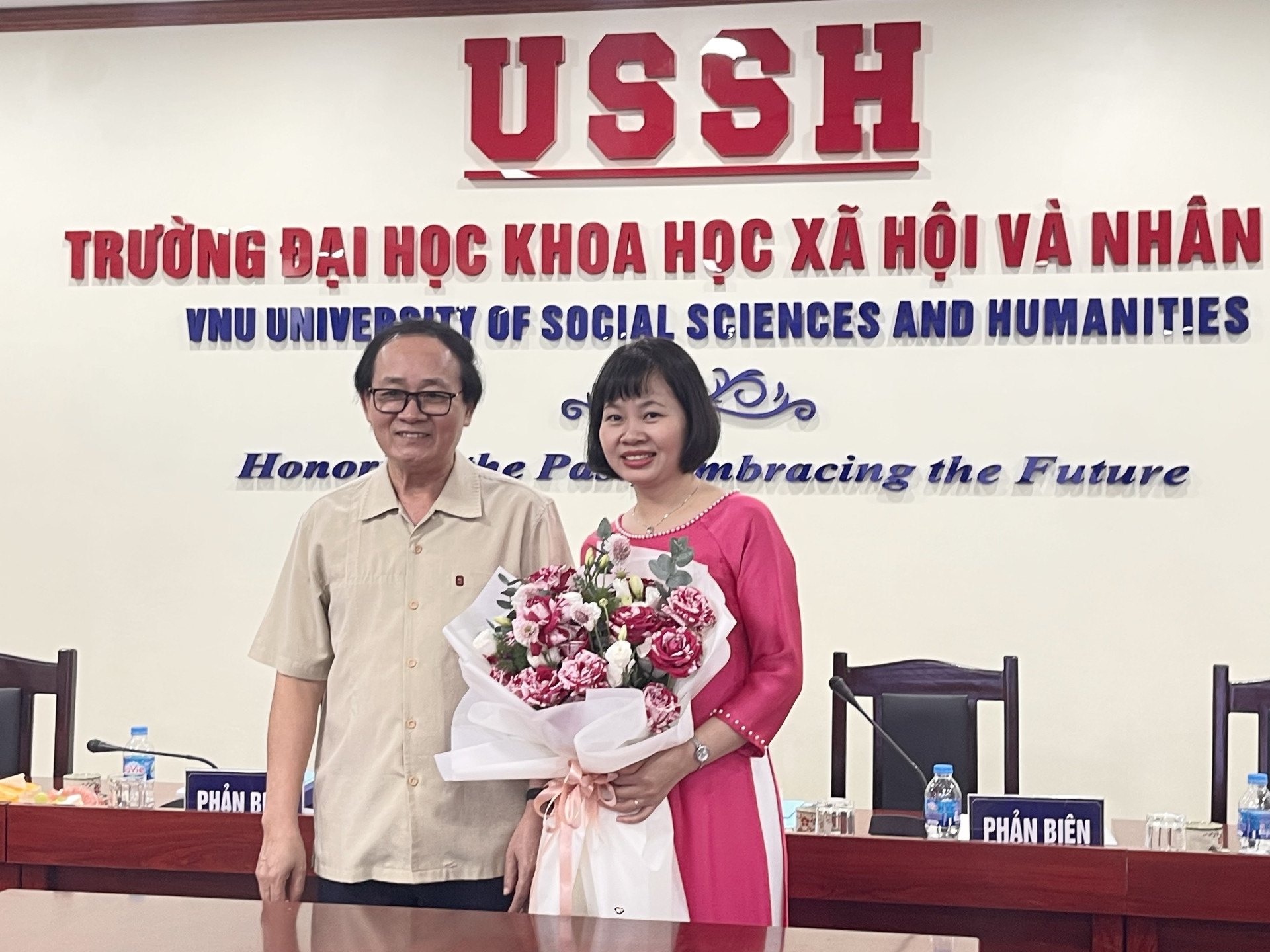 Nghiên cứu sinh Phạm Thị Bích Thuỷ cùng Giảng viên hướng dẫn PGS TS Nguyễn Phạm Hùng