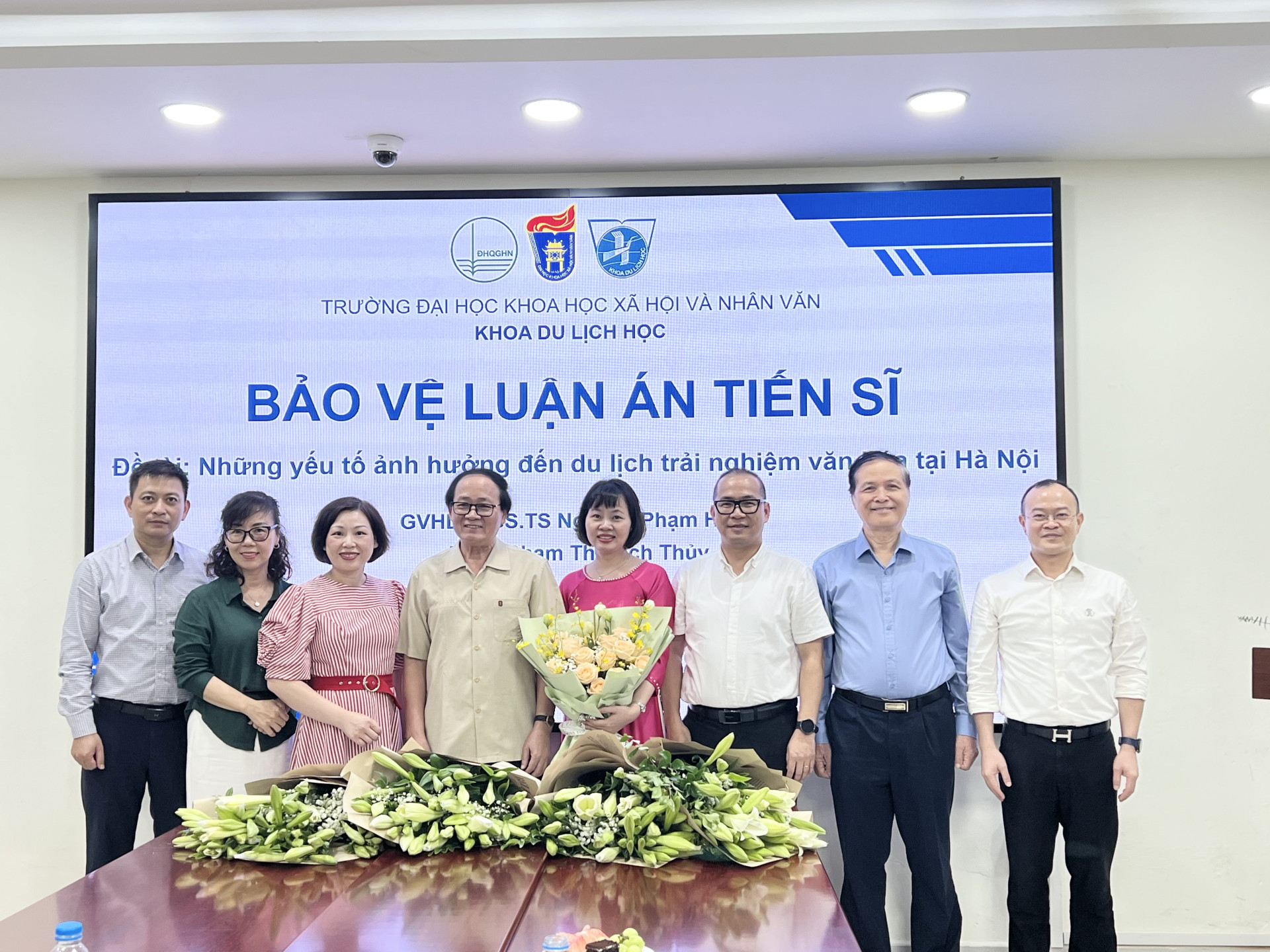 Nghiên cứu sinh Phạm Thị Bích Thuỷ cùng Hội đồng buổi Bảo vệ Luận án