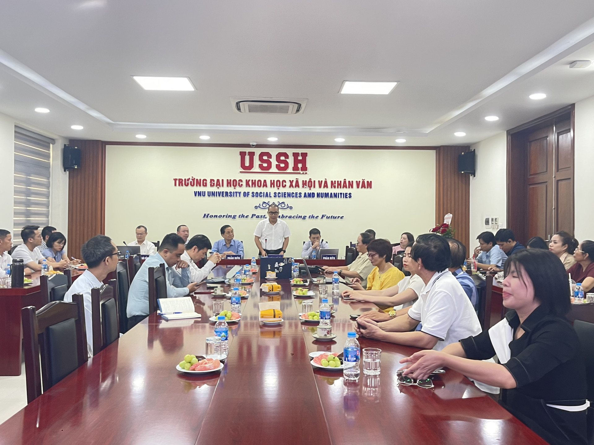 PGS TS Phạm Hồng Long điều hành Buổi Bảo vệ Luận án Tiến sĩ (2)