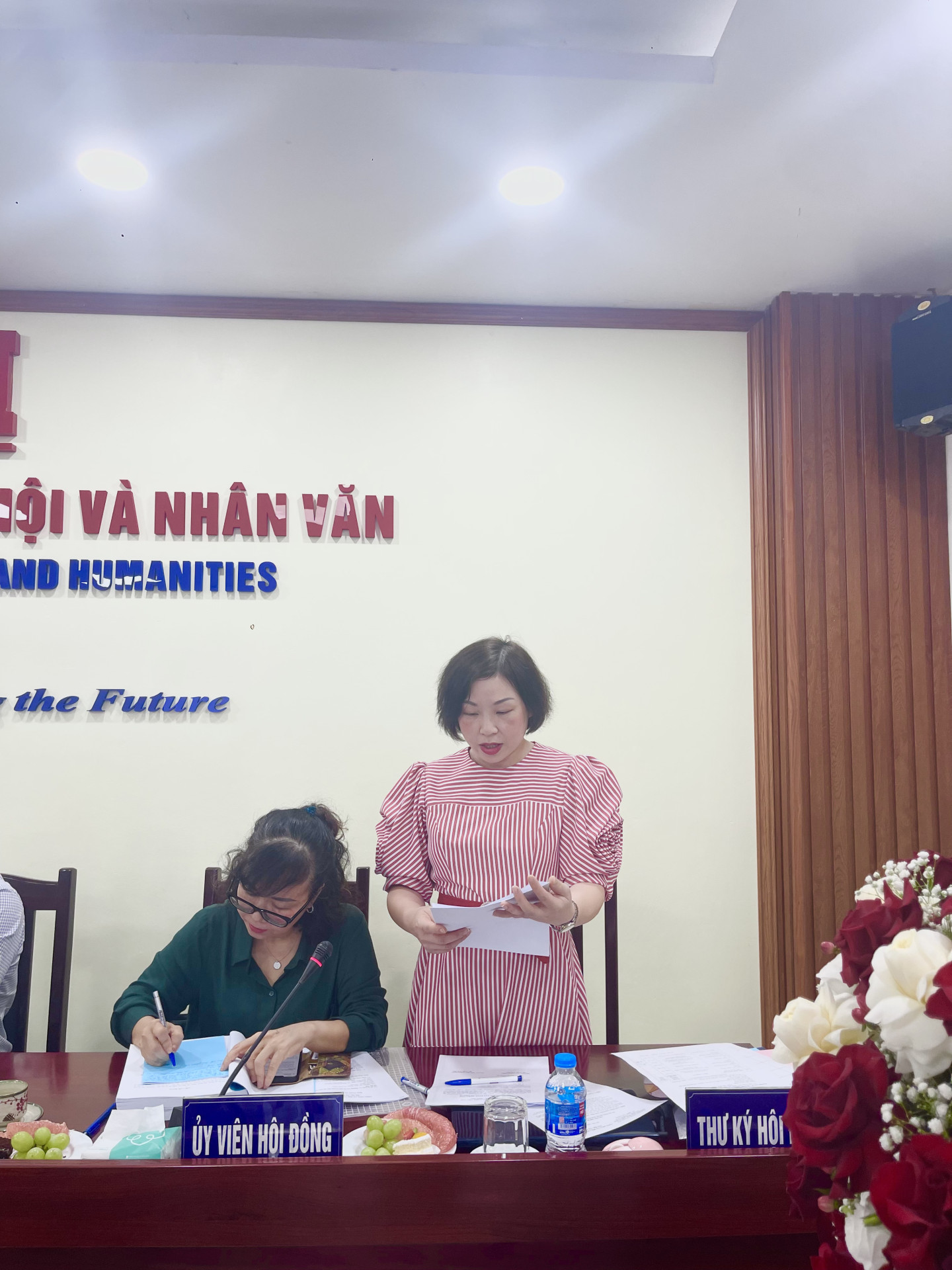 TS Vũ Hương Lan đọc Lý lịch khoa học, công bố các điều kiện bảo vệ của Nghiên cứu sinh
