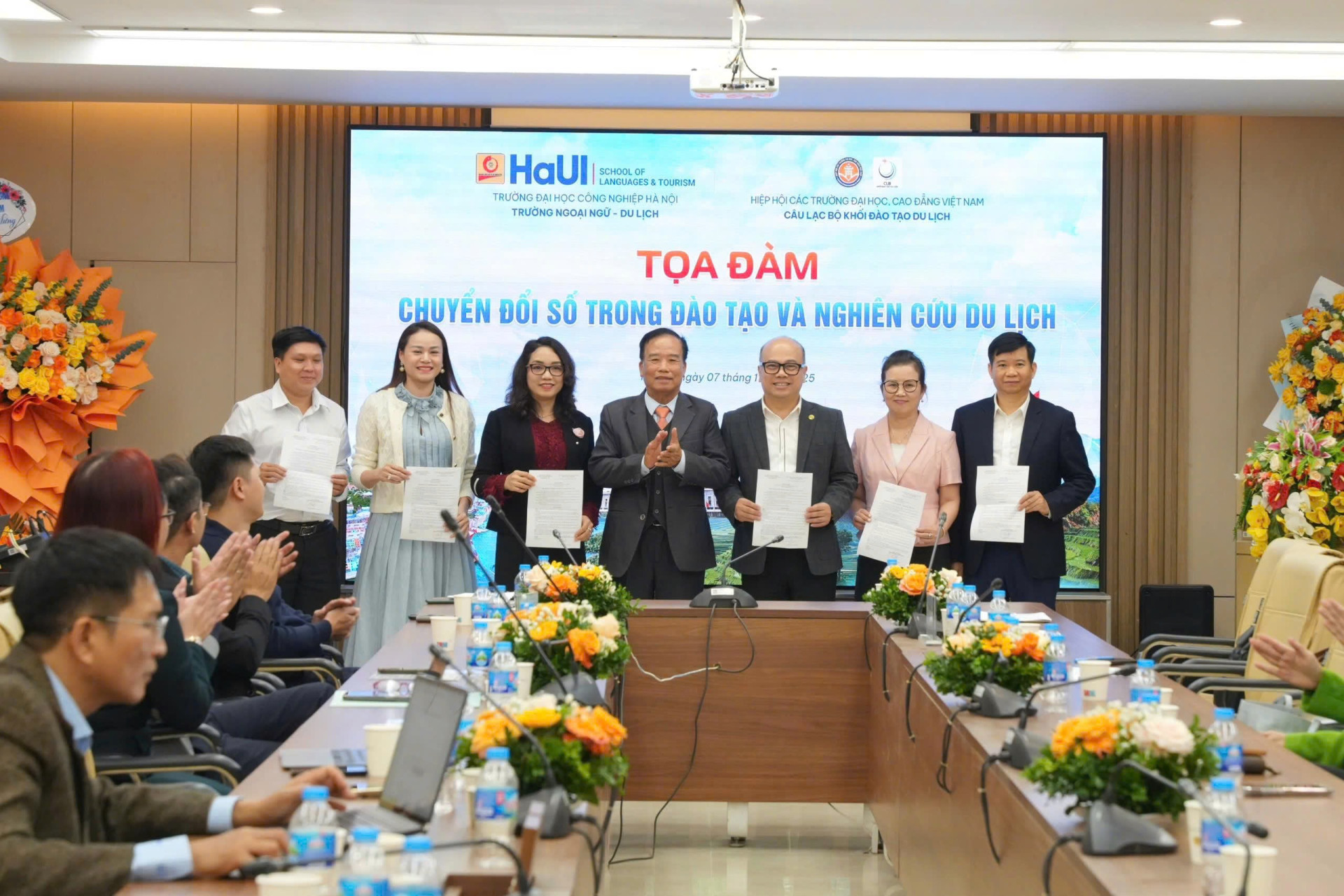 TỌA ĐÀM “CHUYỂN ĐỔI SỐ TRONG ĐÀO TẠO VÀ NGHIÊN CỨU DU LỊCH”