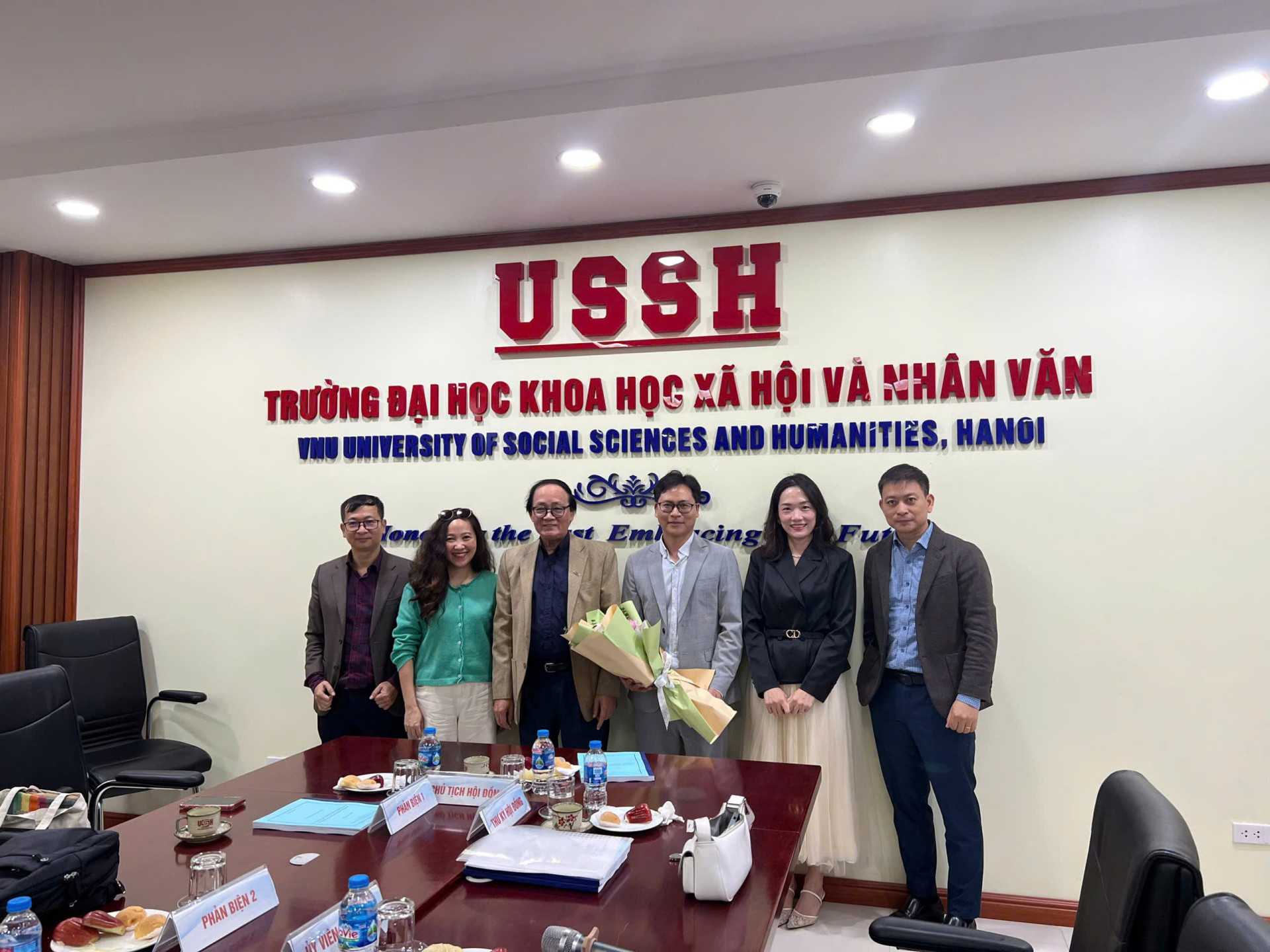 Học viên Đặng Văn Quậy và Hội đồng đánh giá luận văn thạc sĩ