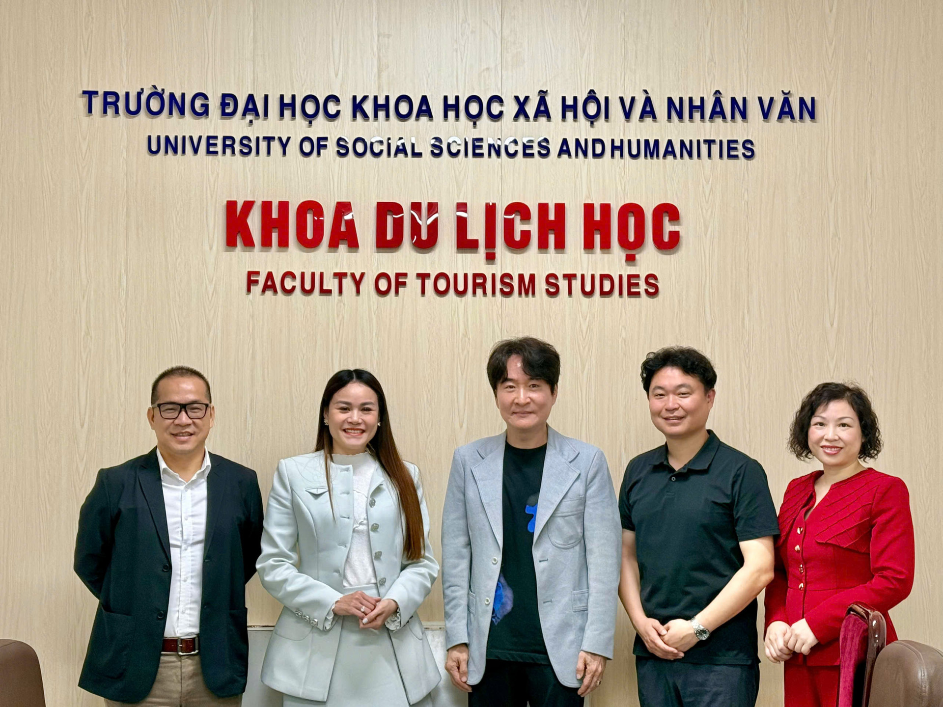 KHOA DU LỊCH HỌC ĐÓN TIẾP ĐOÀN HỌC GIẢ ĐẾN TỪ HIỆP HỘI NGHIÊN CỨU KHOA HỌC DU LỊCH HÀN QUỐC