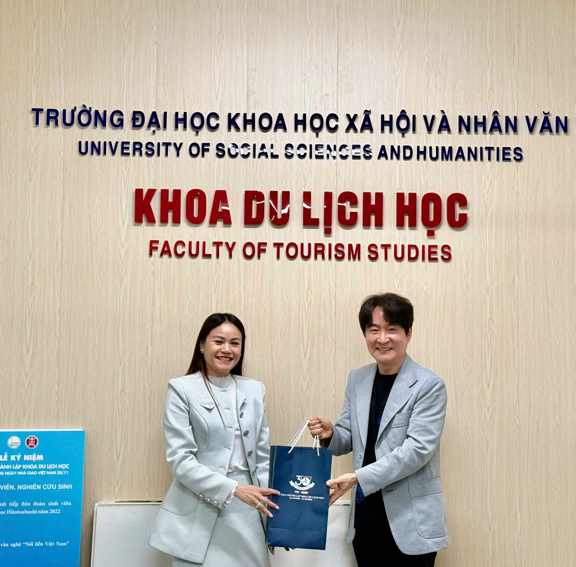 TS. Nguyễn Ngọc Dung, Trưởng Khoa Du lịch học đại diện Khoa tặng quà tới khách mời