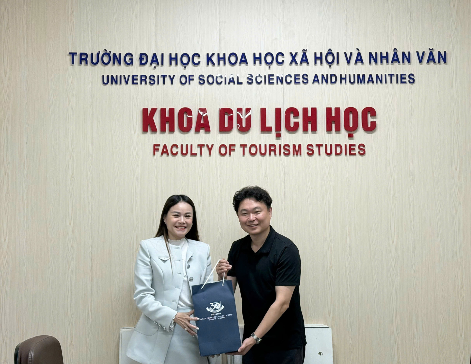 TS. Nguyễn Ngọc Dung, Trưởng Khoa Du lịch học đại diện Khoa tặng quà tới khách mời