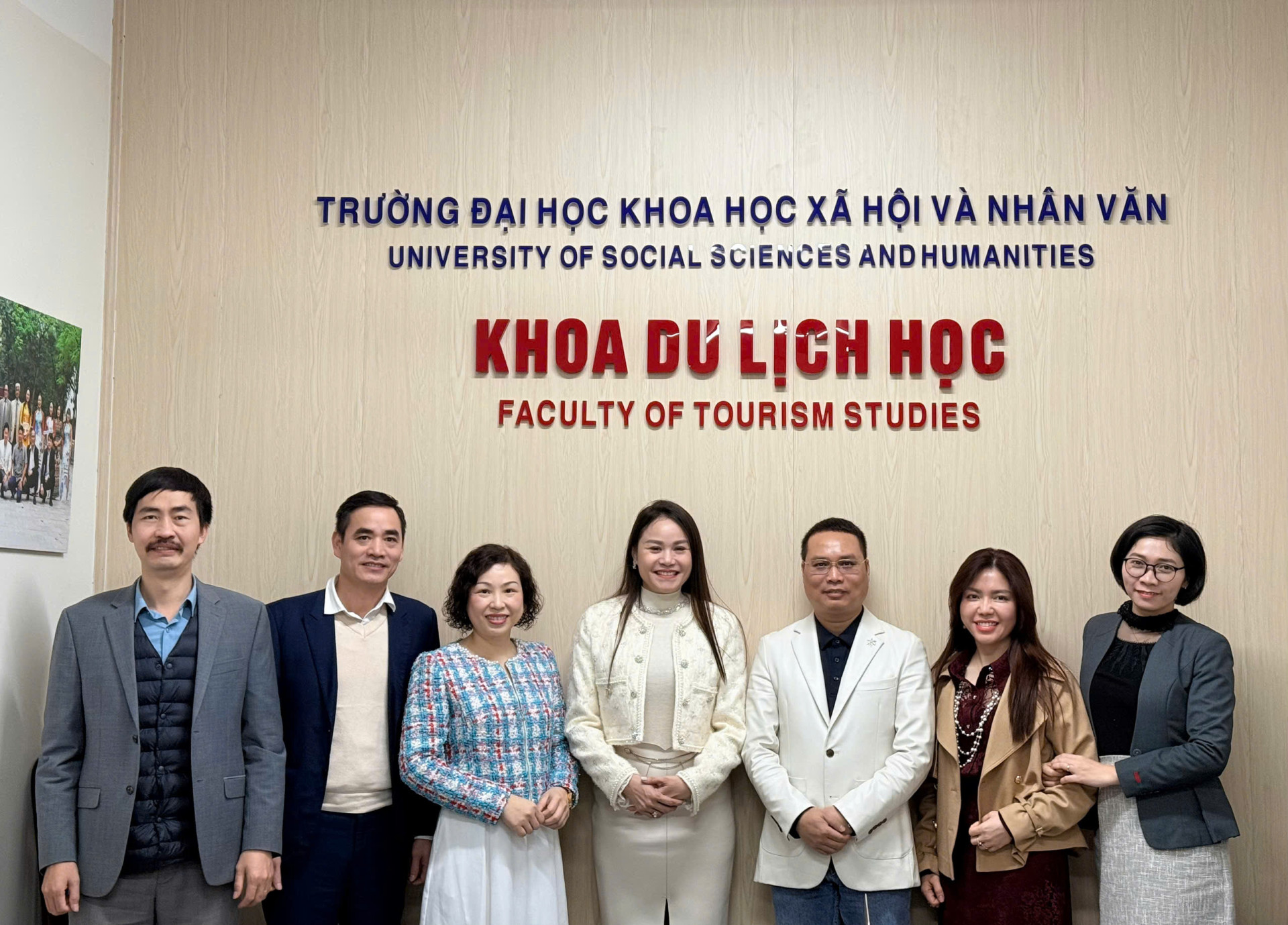 KHOA DU LỊCH HỌC LÀM VIỆC VỚI KHOA KINH TẾ PHÁT TRIỂN - TRƯỜNG ĐẠI HỌC KINH TẾ - ĐHQGHN NHẰM HƯỚNG TỚI KÝ KẾT MOU HỢP TÁC
