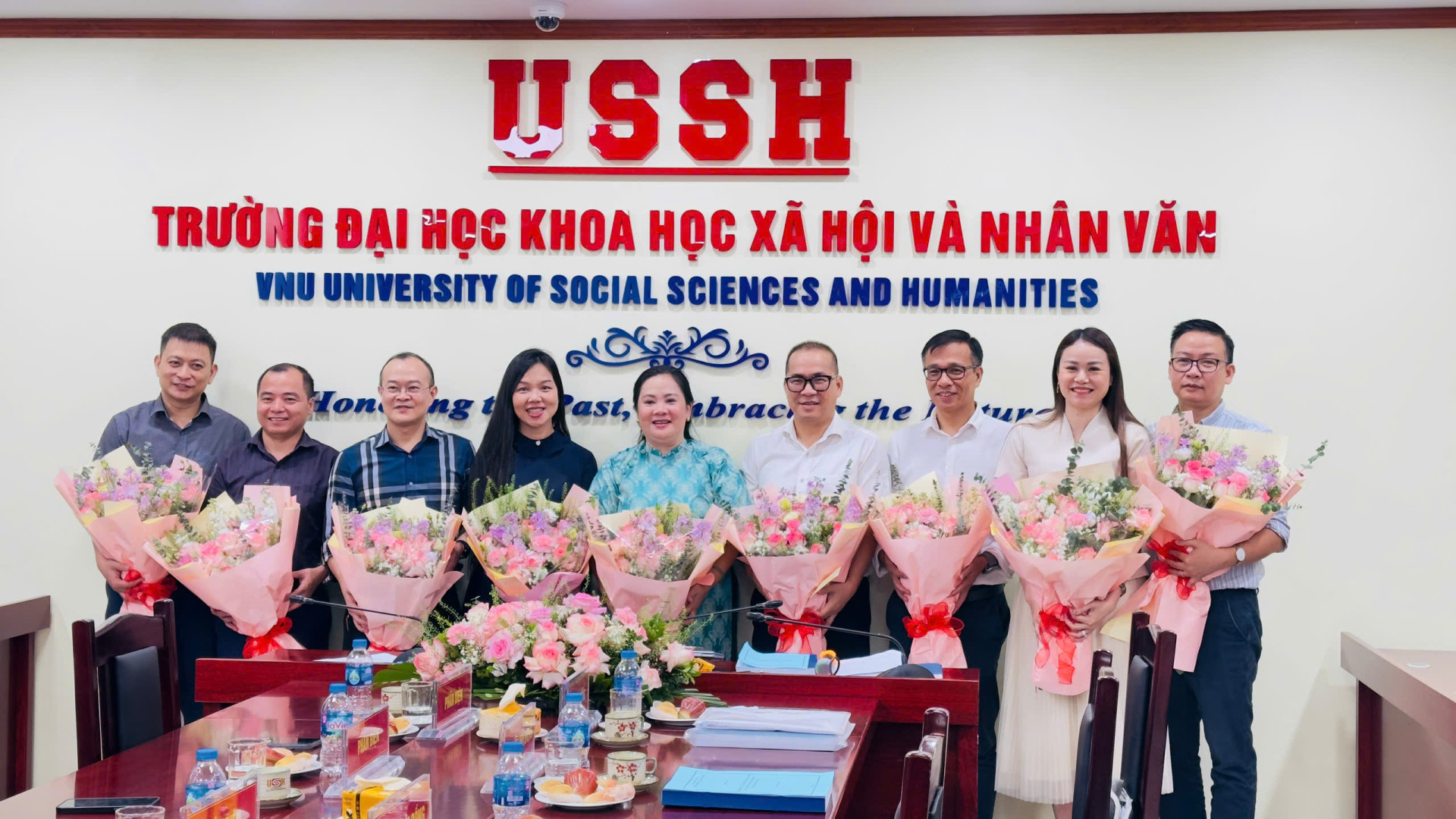 CHÚC MỪNG NCS TRƯƠNG THỊ HÀ BẢO VỆ THÀNH CÔNG LUẬN ÁN TIẾN SĨ CẤP ĐẠI HỌC QUỐC GIA