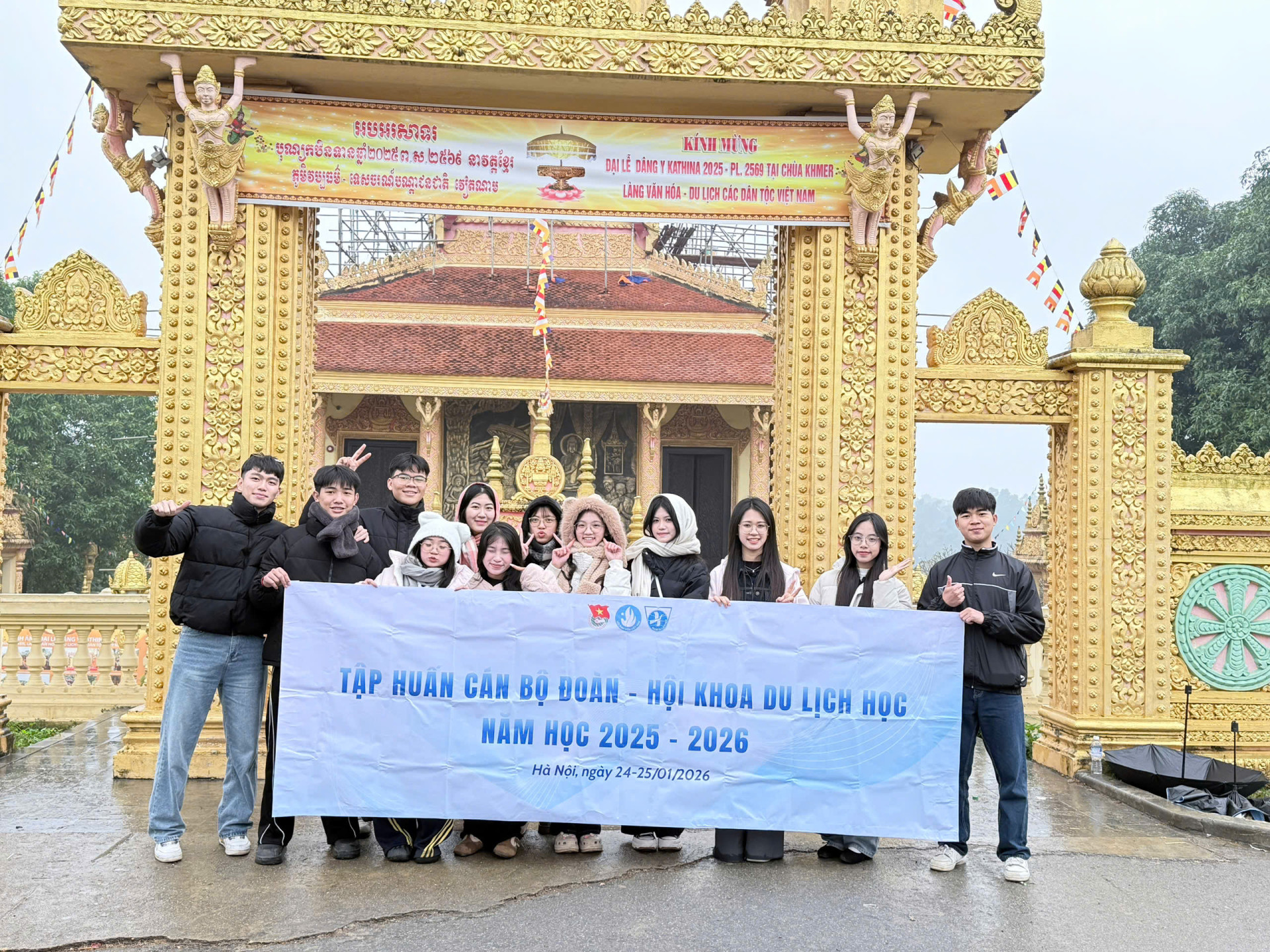 TẬP HUẤN CÁN BỘ ĐOÀN HỘI NĂM HỌC 2025–2026: HÀNH TRÌNH ĐẾN ĐỊA CHỈ ĐỎ LÀNG VĂN HÓA DU LỊCH CÁC DÂN TỘC VIỆT NAM