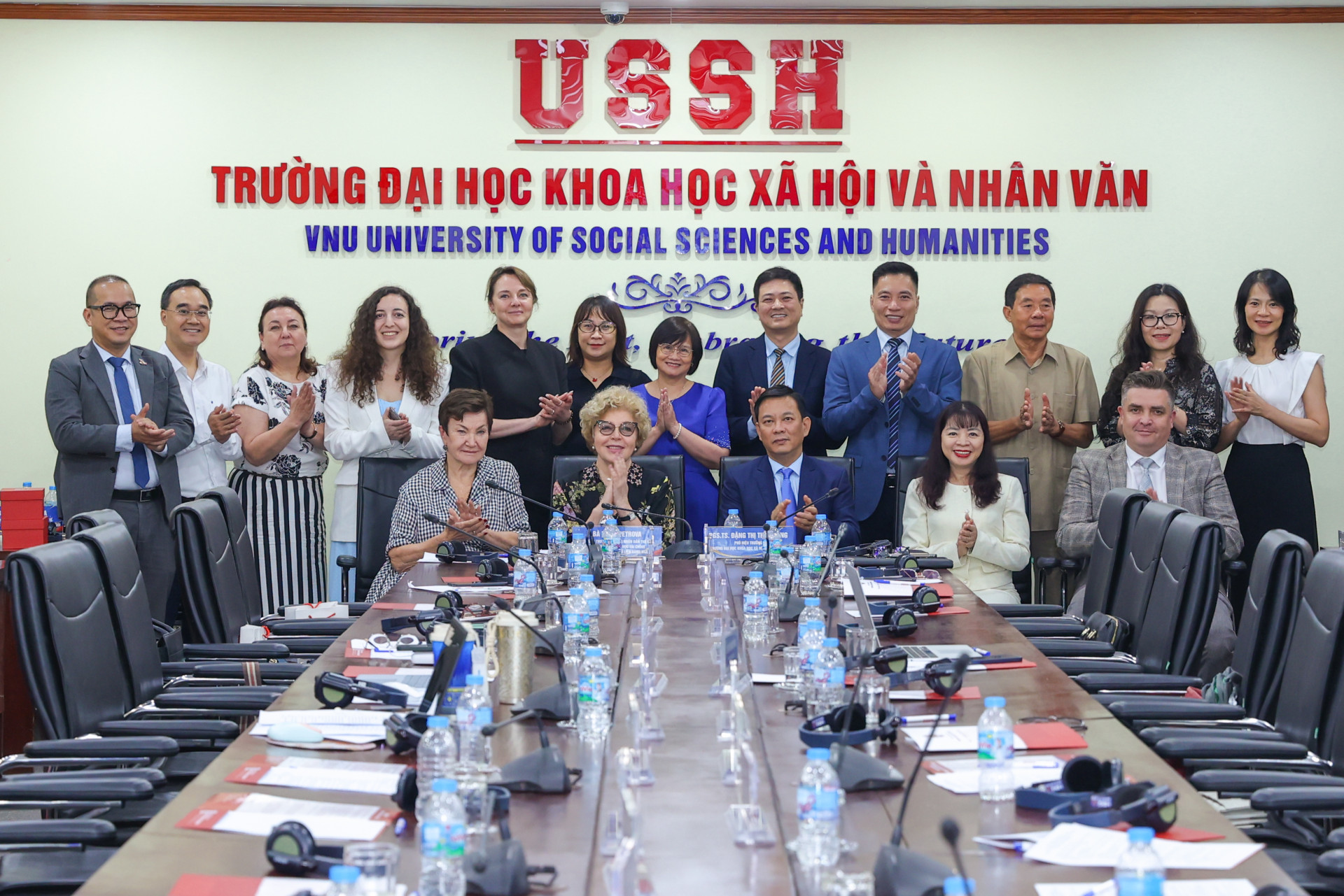 Khoa Du lịch học đồng hành tổ chức tọa đàm quốc tế: “Vai trò của du lịch trong phát triển kinh tế của các nước trên thế giới” và Bế mạc “Những ngày hội đồng nhân dân thế giới tại Việt Nam”