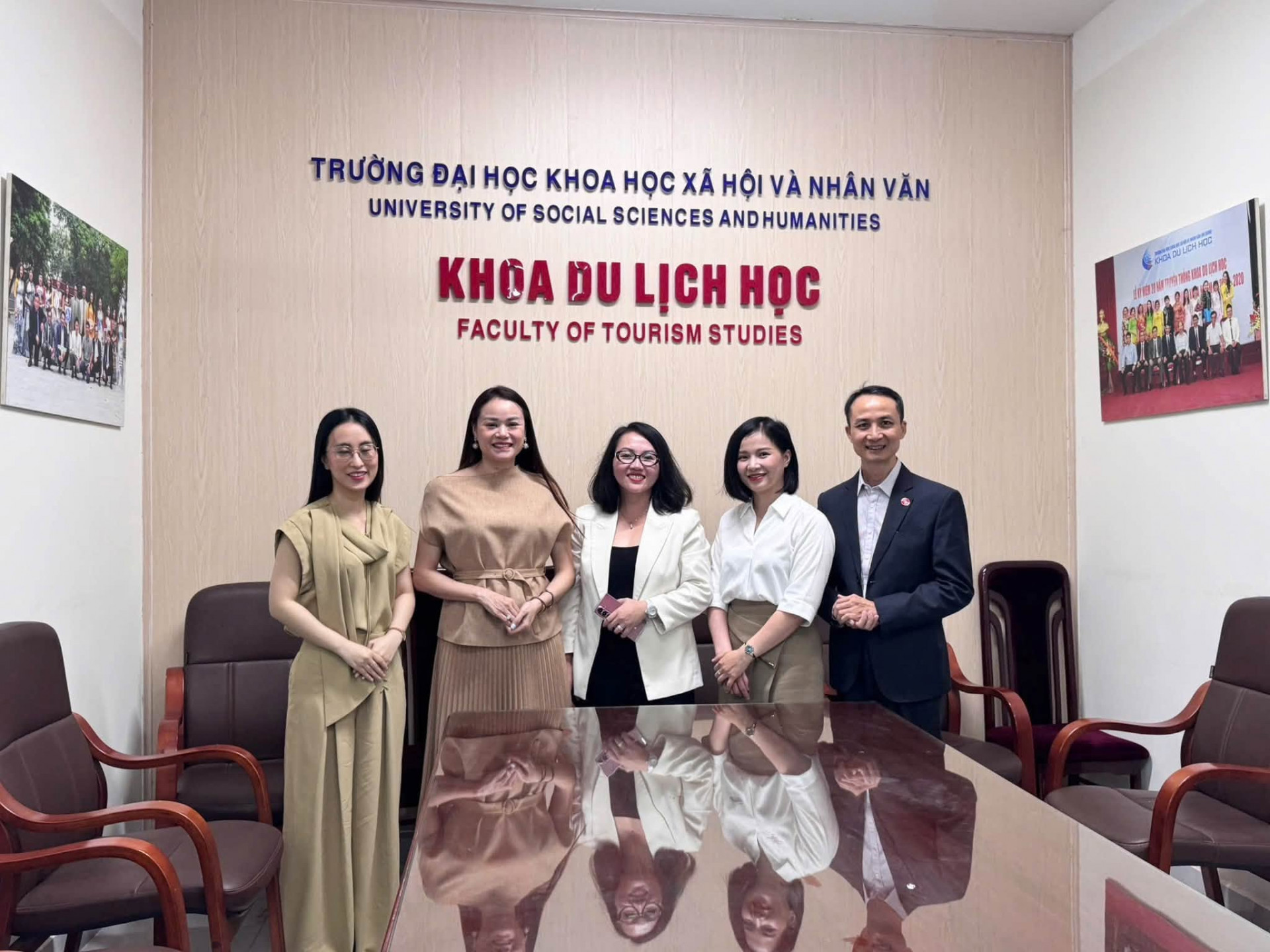 Khoa Du lịch học gặp gỡ Đại diện Khách sạn Wink và Shilla