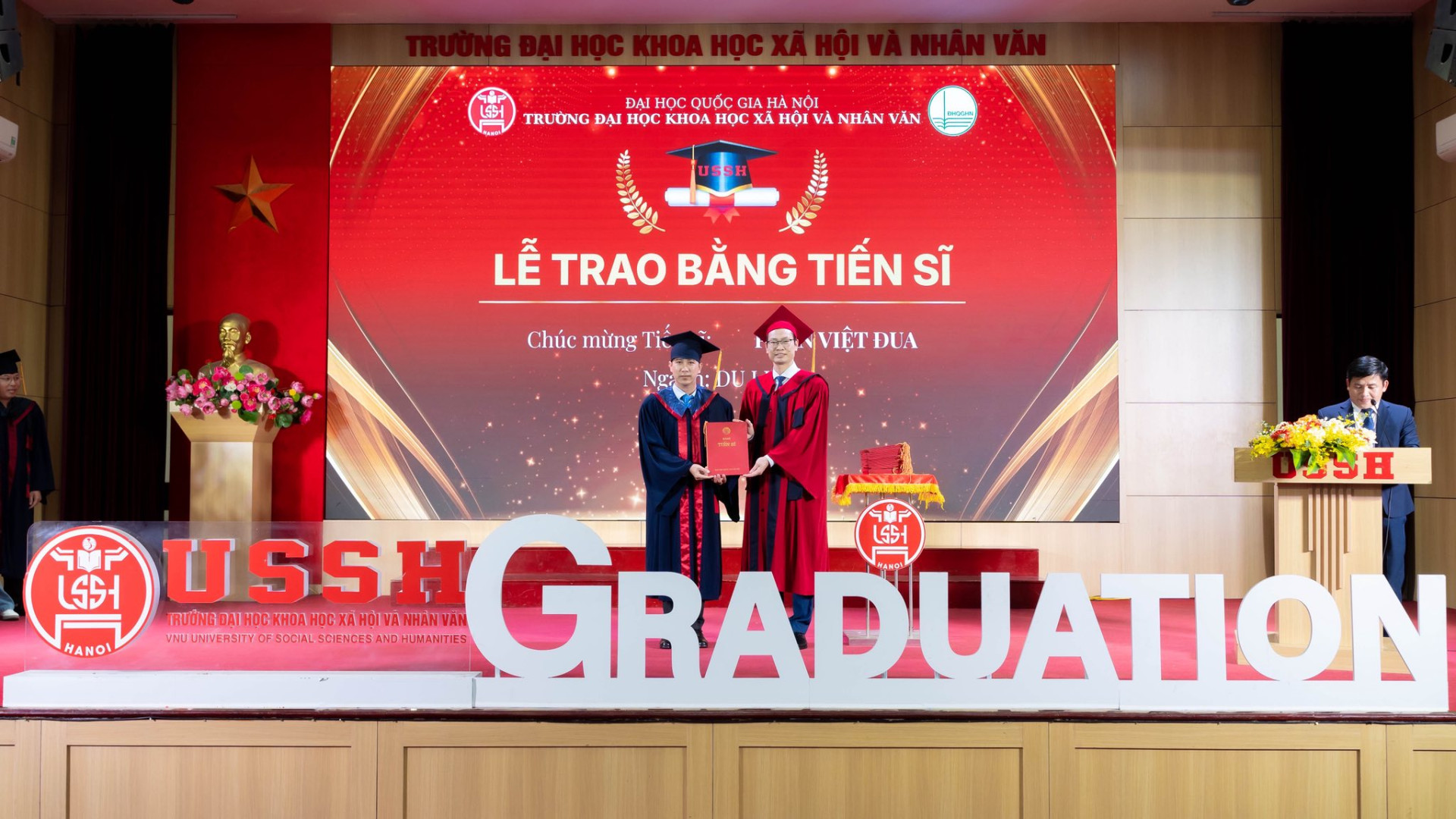 CHÚC MỪNG TÂN TIẾN SĨ PHAN VIỆT ĐUA NHẬN THƯỞNG TỪ TRƯỜNG ĐẠI HỌC KHOA HỌC XÃ HỘI VÀ NHÂN VĂN, ĐHQGHN